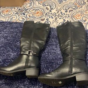Women’s black boots